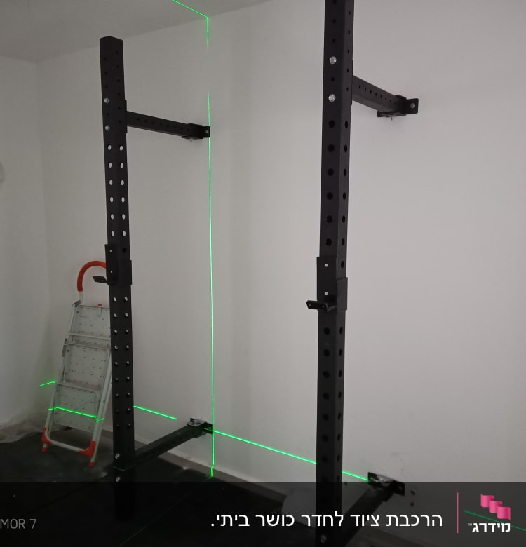מתקן מתכת עם חורים, סולם, קווים ירוקים